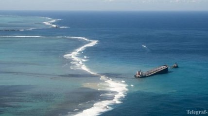Крушение судна у берегов Маврикия: большую часть разлившегося топлива откачали 