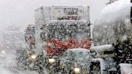 Между Одессой и Киевом - 30-километровая пробка: сеть шокировало видео заваленной снегом трассы