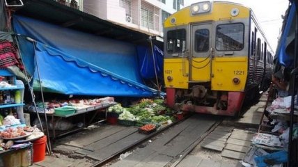 Таиландский рынок на железнодорожных рельсах (Фотогалерея)