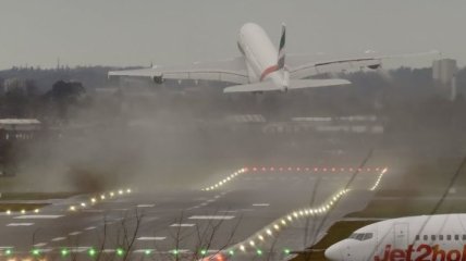 В Британии пилот пытался посадить самолет при штормовом боковом ветре (Видео)