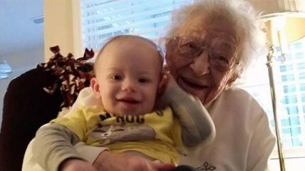 Прабабушки со своими правнуками, чья разница в возрасте составляет больше 100 лет (Фото)