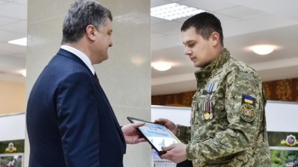 Президент в Николаеве вручил ордера на квартиры для семей 15 участников АТО