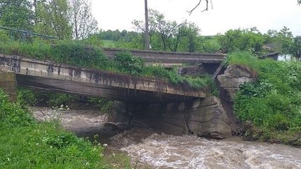 На Закарпатье паводок разрушил мост и "отрезал" село