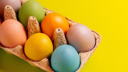 Крашанки за 30 секунд: супер швидкий спосіб фарбування яєць на Великдень