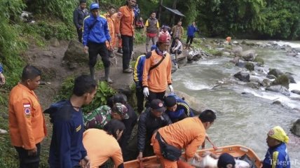 В Индонезии автобус сорвался в ущелье: десятки погибших