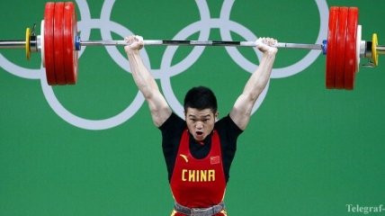 Тяжелая атлетика. Китайский спортсмен в упорной борьбе добыл "золото" Рио-2016