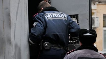 В Черновцах милиционер попытался ограбить микроавтобус