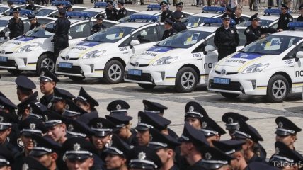В Киеве автомобиль на скорости 90 км/ч вез женщину на капоте