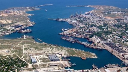 Украина официально закрывает морские порты Крыма