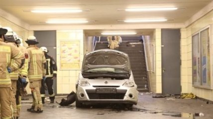 В Берлине водитель случайно скатился в подземку