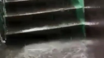 Персональный потоп для жильцов одного дома в Киеве: в подъезде потоком льется вода, коммунальщики не реагируют (видео)