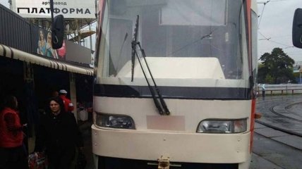 Тормозной диск пробил пол: в киевском трамвае пострадала женщина