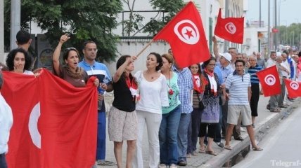 Тысячи людей вышли на улицы Туниса, требуя отставки правительства