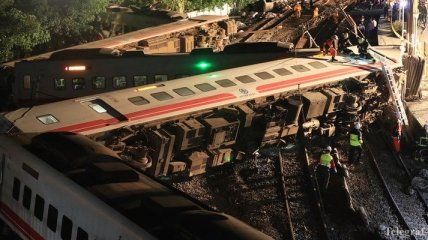 На Тайване число погибших при сходе поезда с рельсов возросло