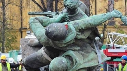 Россия пытается обвинить Польшу в развязывании "войны памятников"