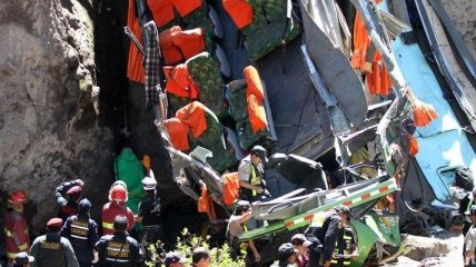 Перу: пассажирский автобус упал с обрыва, погибло 19 человек  