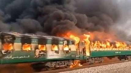 В Пакистане взорвался поезд: сгорели десятки людей