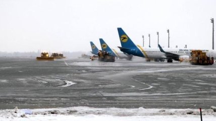 В аэропорту "Запорожье" самолет во время посадки занесло