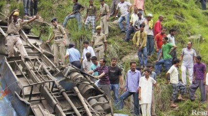 Во время аварии автобуса в Индии погибли 37 человек