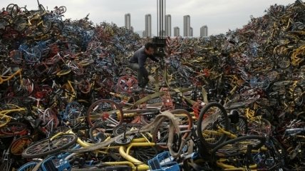 Нашествие велосипедов в Китае: Громадные парковки и гигантские свалки (Фото)