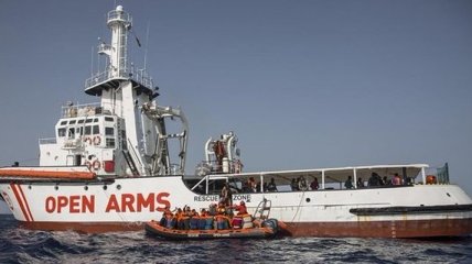 СМИ: Спасательный катер с 60 мигрантами попросил у Испании разрешение на швартовку