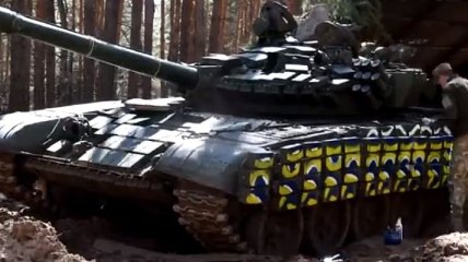 Танк-писанка от украинских военных на Пасху: видео