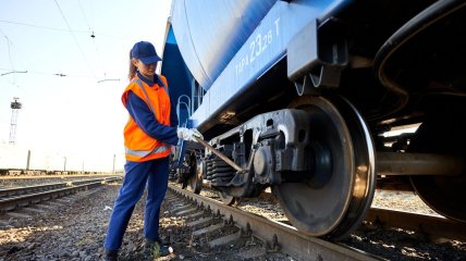 Від професіоналізму цих людей залежить безпека поїздок поїздами