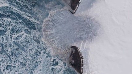 Гигантский ледник стекает в океан с рекордной скоростью (Видео)