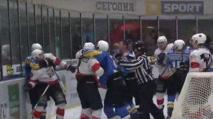 Жесткая драка в украинском хоккее (Видео)