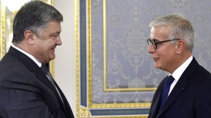 Президент обсудил с делегацией Сената Франции ситуацию на Донбассе и в Крыму