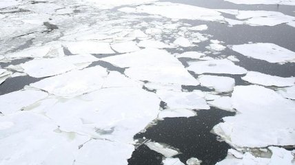 В Запорожье двое детей провалились под лед на Днепре: одного спасти не удалось, его ищут водолазы-спасатели