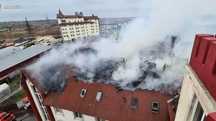 В Вышгороде во время пожара провалилась крыша многоэтажки
