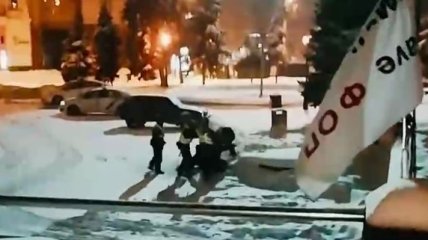 Бойцы Нацгвардии устроили потасовку в центре Киева и попали на видео: в МВД нашли им оправдание