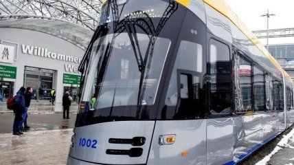 В Германии презентовали "умный" футуристический трамвай польского производства