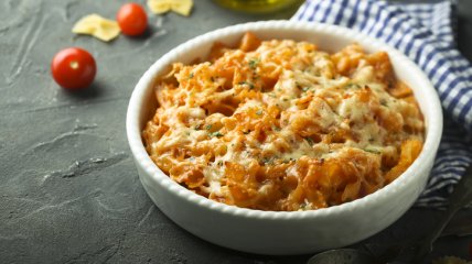 Макаронная запеканка с копченой курицей