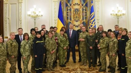 Порошенко наградил высокими государственными наградами женщин-военнослужащих