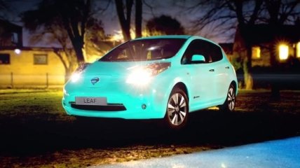 Nissan Leaf светится в темноте (Видео)