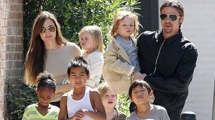 Важно помогать людям: правила воспитания детей от актрисы Анджелины Джоли 