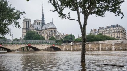 В столице Франции началось наводнение, ожидают подтоплений
