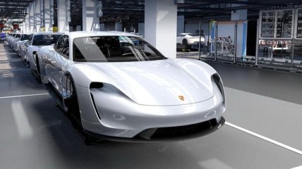 Porsche анонсировала мощный электрокар