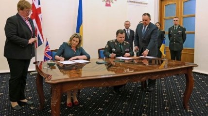 Министр Вооруженных сил Британии посетила украинских десантников
