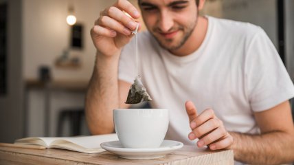 Мужчина с чашкой