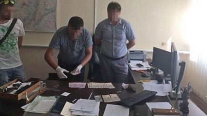 В Харьковской области на взятке попались двое сотрудников прокуратуры 