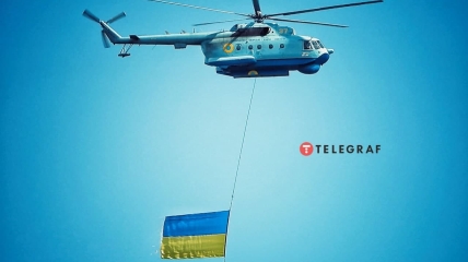 Боевые вертолеты пролетели над Днепром в Киеве: видео из кабины пилота