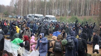 Мигранты на границе Беларуси и Польши. Фото: Reuters