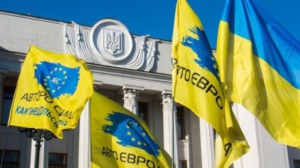Закон приняли, но "евробляхеры" продолжают блокировать центр Киева