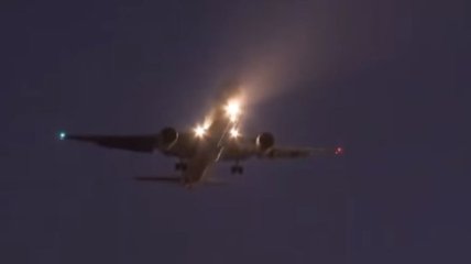 В Мадриде аварийно приземлился самолет с поврежденным двигателем (Видео)