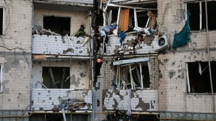 В Киеве обломки упавшего снаряда подожгли многоэтажку: эксклюзивные фото