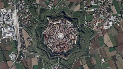 Симметрия и красота: невероятный город-крепость в Италии (Фото)