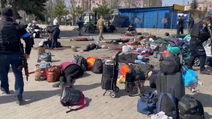 Последствия обстрела вокзала в Краматорске